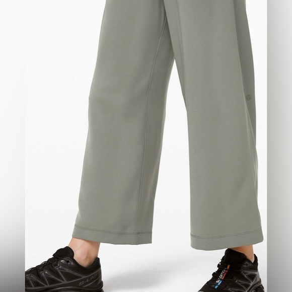 Lululemon On the Fly Wide-Leg 7/8 Pant *Woven
Grey Sage - Picture 5 of 9